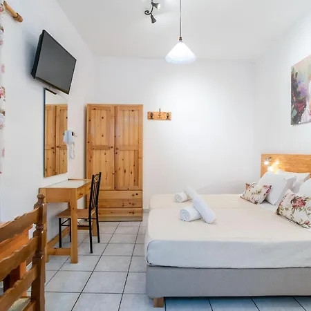 Pensión Comfort Double Or Twin Or Semi-basement Páros